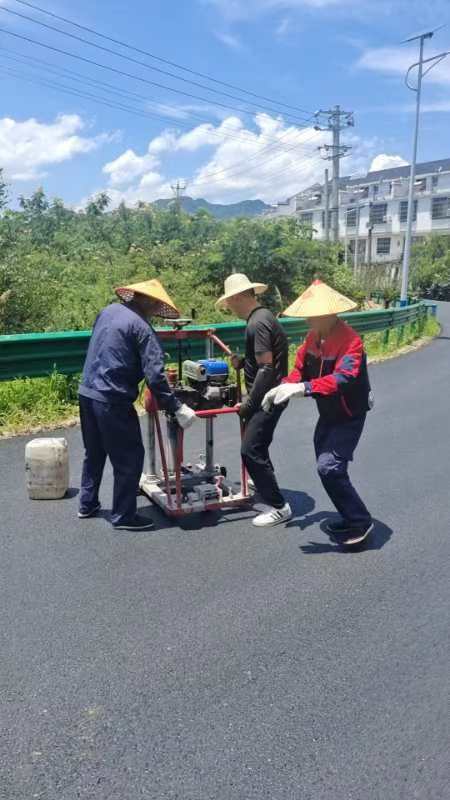 花亭湖村至寺前鎮(zhèn)項(xiàng)目上面層試驗(yàn)段取芯